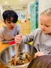 niños cocinando en aula infantil 