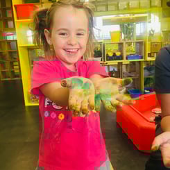 Chloe es el ejemplo de una persona con una resiliencia alta gracias a una comunidad de apoyo, colegio, padres y familia y amigos que las quieren un monton. Esta