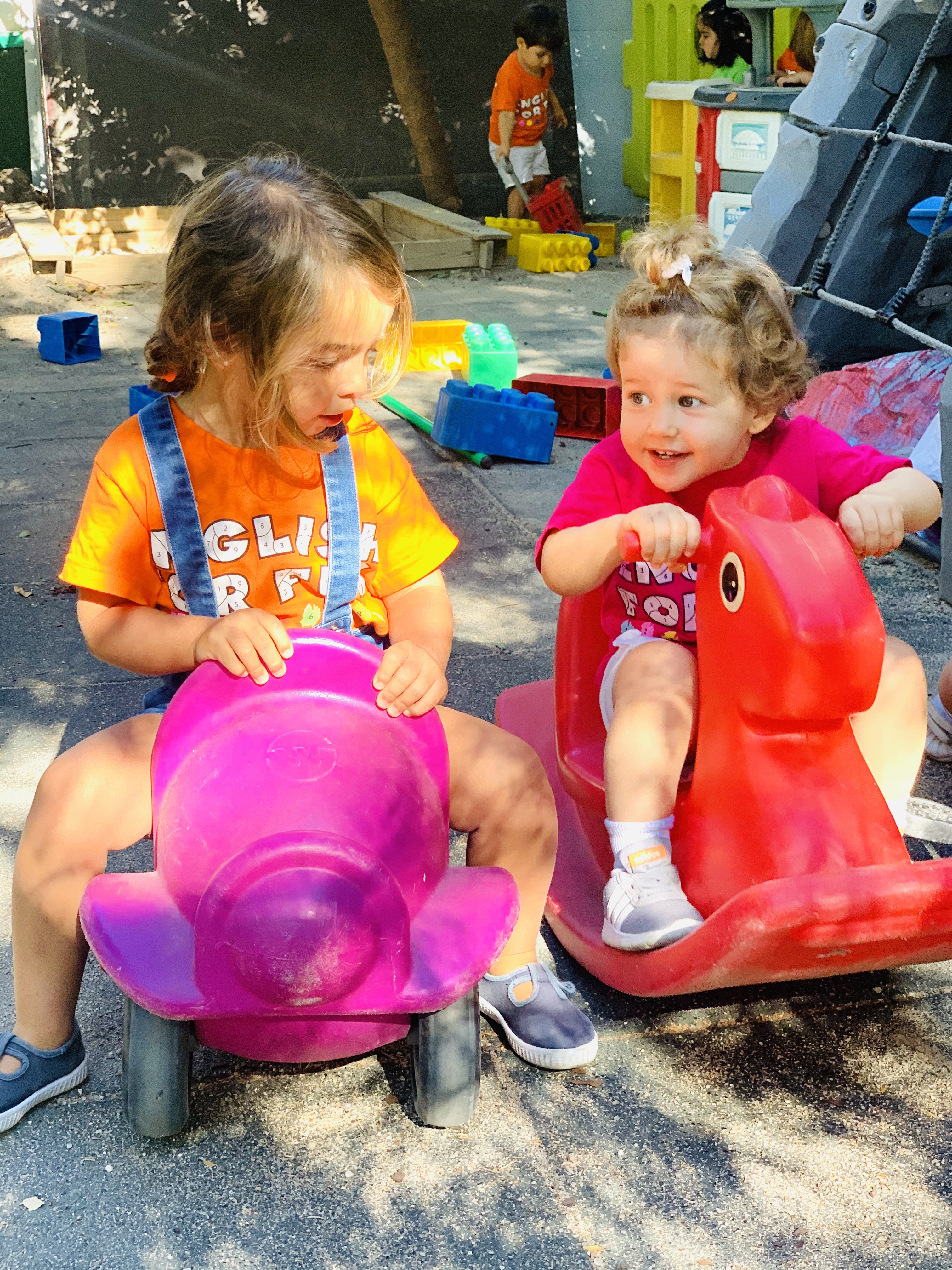 Adentro de las aulas y afuera en el aire libre, inglés y FUN en CAMP